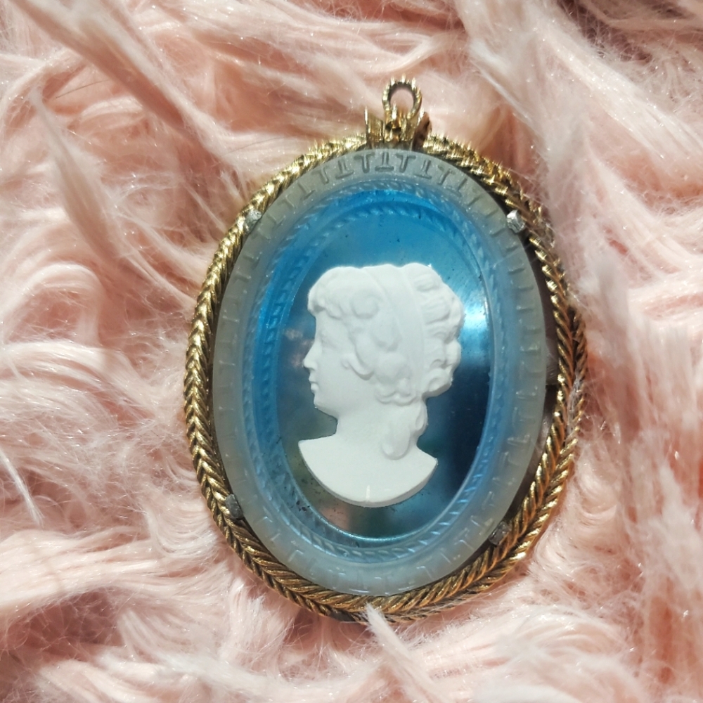 Vintage rare left facing cameo pendant